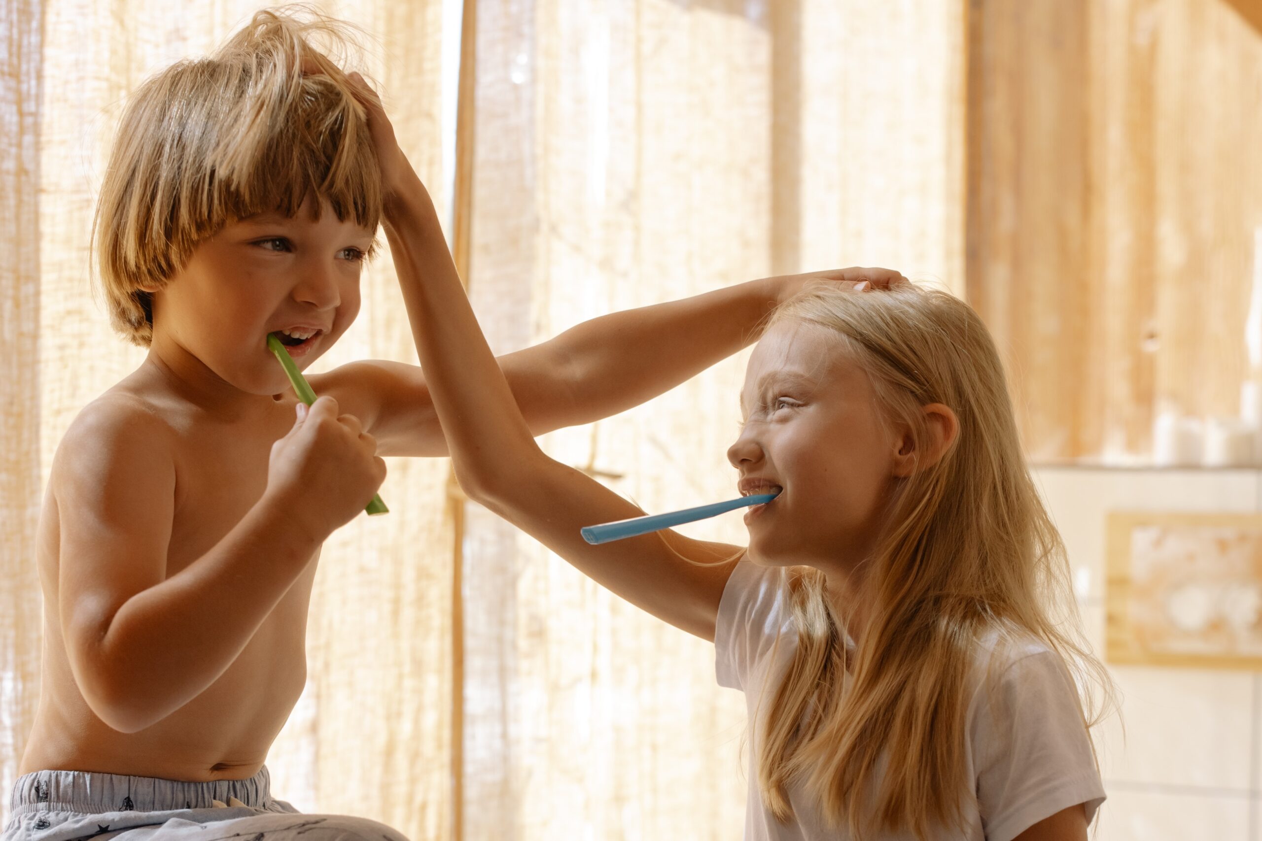 crianças escovando os dentes